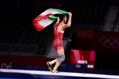 دور افتخار با پرچم ایران توسط محمدرضا گرایی پس از کسب مدال طلای المپیک توکیو
